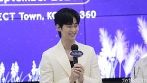 Agenda ini bisa dikatakan jadi kejutan buat pengunjung mal dan fans Kim Soo Hyun karena berbarengan dengan hari fanmeeting resminya.