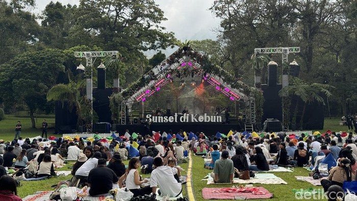 Konser musik bertajuk Sunset di Kebun kembali digelar di Kebun Raya Bali, Desa Candikuning, Kecamatan Baturiti, Tabanan, Bali, Sabtu (7/9/2024). (Foto: I Nyoman Adhisthaya Sawitra/detikBali)