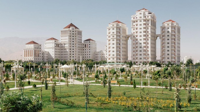 Di Kota Orang Mati Ini, Mobil Warna Hitam Dipercaya Bisa Membawa Sial