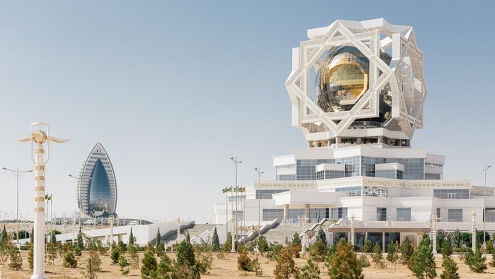 Kota Ashgabat yang serba putih dari marmer.