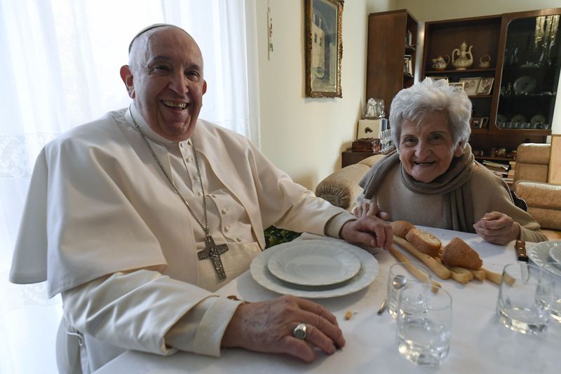 5 Kebiasaan Makan Paus yang Tercatat dalam The Vatican Cookbook