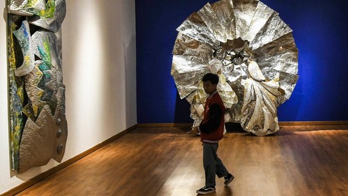 Pengunjung mengamati karya seni instalasi dari medium logam alumunium karya Lini Natalini Widhiasi di Gedung A Galeri Nasional Indonesia, Jakarta Pusat, Jumat (6/9/2024). Pameran tunggal seni rupa bertajuk Infinity Yin Yang merupakan karya seni baru yang menunjukkan kekuatan eksplorasi sekaligus eksploitasi material, medium dan teknik yang berlangsung 4 September hingga 3 Oktober 2024. ANTARA FOTO/Fakhri Hermansyah/agr