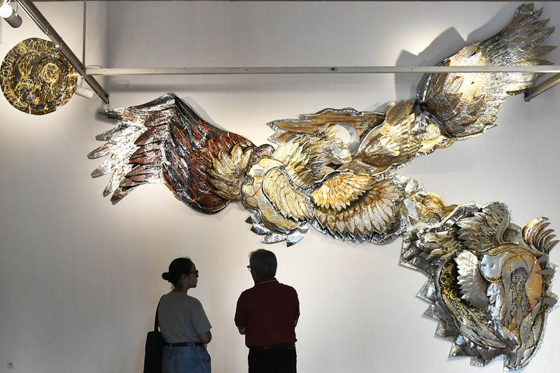 Pengunjung mengamati karya seni instalasi dari medium logam alumunium karya Lini Natalini Widhiasi di Gedung A Galeri Nasional Indonesia, Jakarta Pusat, Jumat (6/9/2024). Pameran tunggal seni rupa bertajuk Infinity Yin Yang merupakan karya seni baru yang menunjukkan kekuatan eksplorasi sekaligus eksploitasi material, medium dan teknik yang berlangsung 4 September hingga 3 Oktober 2024. ANTARA FOTO/Fakhri Hermansyah/agr