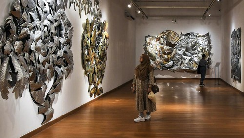 Pengunjung mengamati karya seni instalasi dari medium logam alumunium karya Lini Natalini Widhiasi di Gedung A Galeri Nasional Indonesia, Jakarta Pusat, Jumat (6/9/2024). Pameran tunggal seni rupa bertajuk Infinity Yin Yang merupakan karya seni baru yang menunjukkan kekuatan eksplorasi sekaligus eksploitasi material, medium dan teknik yang berlangsung 4 September hingga 3 Oktober 2024. ANTARA FOTO/Fakhri Hermansyah/agr