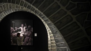 Pengunjung mengamati karya lukisan kontemporer yang dipamerkan dalam rangka Bandung Art Month di Grey Art Galery, Bandung, Jawa Barat.
