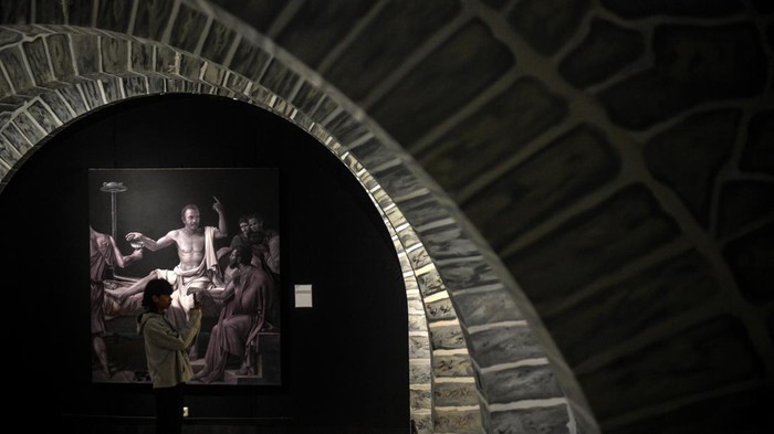 Pengunjung mengamati karya lukisan kontemporer yang dipamerkan dalam rangka Bandung Art Month di Grey Art Galery, Bandung, Jawa Barat, Jumat (6/9/2024). Pameran seni lukis kontemporer yang bertemakan Reimmaginare Renaissance tersebut menampilkan 31 karya dari 19 seniman yang mengusung konsep untuk menghidupkan kembali nilai-nilai estetika dan filosofis yang ada dalam periode Renaissance dalam konteks seni kontemporer. ANTARA FOTO/Raisan Al Farisi/nym.
