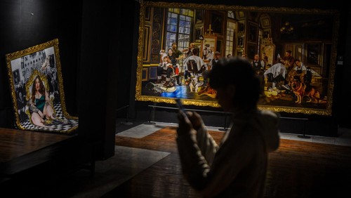 Pengunjung mengamati karya lukisan kontemporer yang dipamerkan dalam rangka Bandung Art Month di Grey Art Galery, Bandung, Jawa Barat, Jumat (6/9/2024). Pameran seni lukis kontemporer yang bertemakan Reimmaginare Renaissance tersebut menampilkan 31 karya dari 19 seniman yang mengusung konsep untuk menghidupkan kembali nilai-nilai estetika dan filosofis yang ada dalam periode Renaissance dalam konteks seni kontemporer. ANTARA FOTO/Raisan Al Farisi/nym.