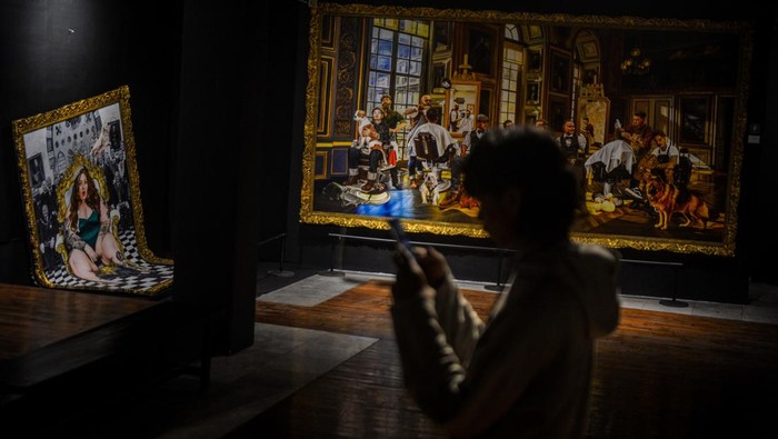 Pengunjung mengamati karya lukisan kontemporer yang dipamerkan dalam rangka Bandung Art Month di Grey Art Galery, Bandung, Jawa Barat, Jumat (6/9/2024). Pameran seni lukis kontemporer yang bertemakan Reimmaginare Renaissance tersebut menampilkan 31 karya dari 19 seniman yang mengusung konsep untuk menghidupkan kembali nilai-nilai estetika dan filosofis yang ada dalam periode Renaissance dalam konteks seni kontemporer. ANTARA FOTO/Raisan Al Farisi/nym.