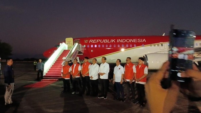 Moh Ramdhan Danny Pomanto bersama Pengurus Projo Sulsel mengantar Presiden Jokowi di Lanud Sultan Hasanuddin.