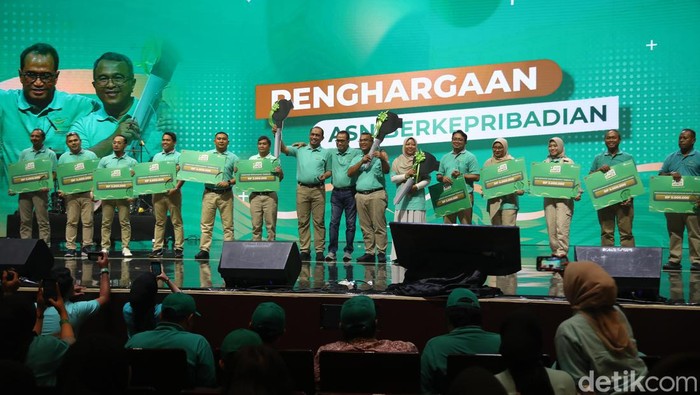 Momen 15 ASN Berprestasi Dapat Penghargaan Kemenhub di Hub Space 2024 Kementerian Perhubungan (Kemenhub) memberikan penghargaan kepada 15 Aparatur Sipil Negara (ASN) berprestasi. Penghargaan ini diberikan dalam rangka Hari Perhubungan Nasional (Harhubnas).