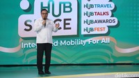 Dia membandingkan manfaat saat menggunakan kartu dengan sistem pembayaran baru ini. Dia bilang saat pembayaran berbasis kartu, sifatnya masih terbatas dan dapat digunakan untuk pembayaran tiket. 