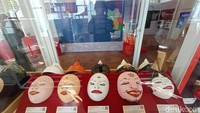 Topeng-topeng yang ada di dalam museum ini di antaranya mulai dari topeng panca wanda yang terdiri Topeng Panji, Topeng Samba, Topeng Rumyang, Topeng Tumenggung dan Topeng Kelana. Selain itu, ada juga topeng-topeng yang terdapat dalam cerita Ramayana dan Mahabharata.