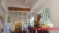 Museum ini bertempat di salah satu bangunan yang ada di Gedung Balai Kota Cirebon, Jalan Siliwangi, Kota Cirebon. Sebelum melangkah masuk ke dalam museum, pengunjung akan lebih dulu disambut oleh replika kereta kencana Paksi Naga Liman.