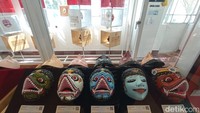 Dinas Kebudayaan dan Pariwisata (Disbudpar) Kota Cirebon menyuguhkan berbagai macam koleksi topeng di  museum ini. Museum Topeng Cirebon bisa menjadi objek wisata menarik dan edukatif.