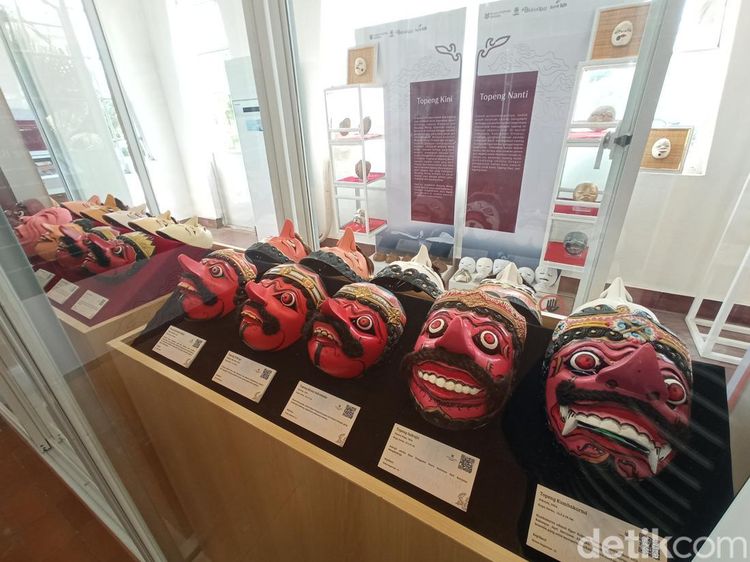 Potret Ragam Koleksi di Museum Topeng Cirebon