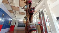 Museum Topeng Cirebon menyimpan berbagai macam koleksi topeng. Setidaknya ada 132 koleksi topeng yang tersimpan rapi di dalam museum tersebut.