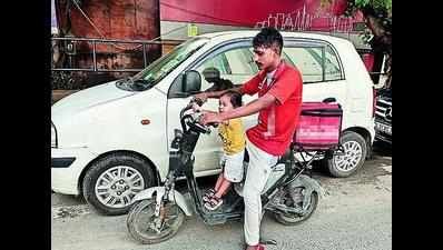 Demi Anak, Ayah Ini Tempuh Puluhan Kilometer Jadi Kurir Makanan