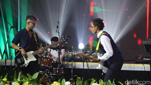 Hub Space mempersembahkan penampilan dari para pemenang audisi dari menyanyi, band, hingga tari. Acara dibuka dengan penampilan Aviation band dengan lagu yang upbeat.