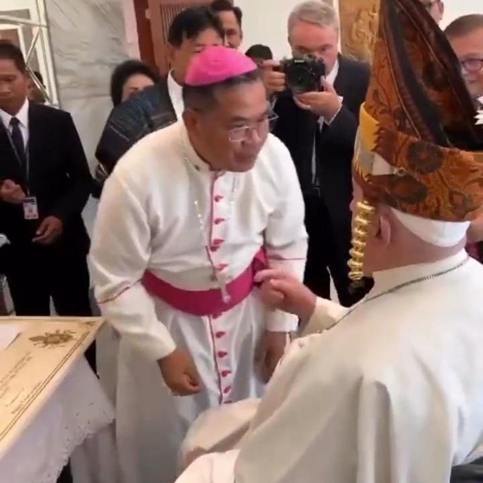 Paus Fransiskus mengenakan Gotong Simalungun saat di Indonesia (Dok. Tangkapan layar)
