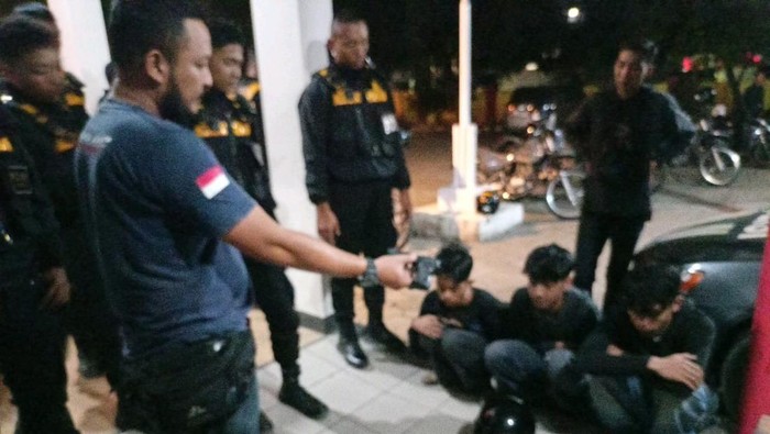 Tiga pelajar yang kedapatan membawa pistol mainan berbahan plastik di Piyungan, Bantul.