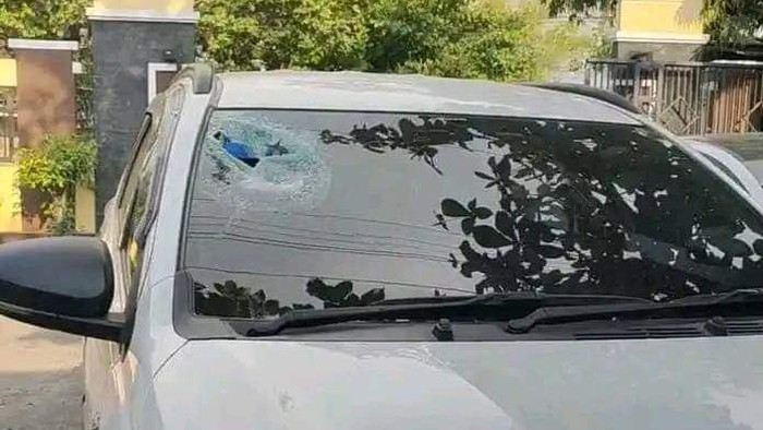 Penampakan mobil yang dilempar paving di jalanan Kayen Pati, Sabtu (7/9/2024).