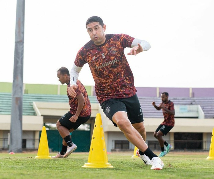 Pemain Persela saat menjalani sesi latihan