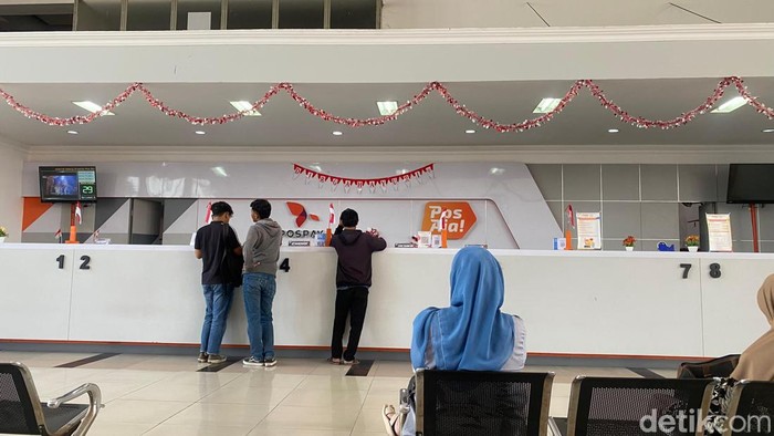 Para pelamar CPNS tengah mengantre untuk membeli e-meterai di Kantor Pos Solo, Sabtu (7/9/2024).