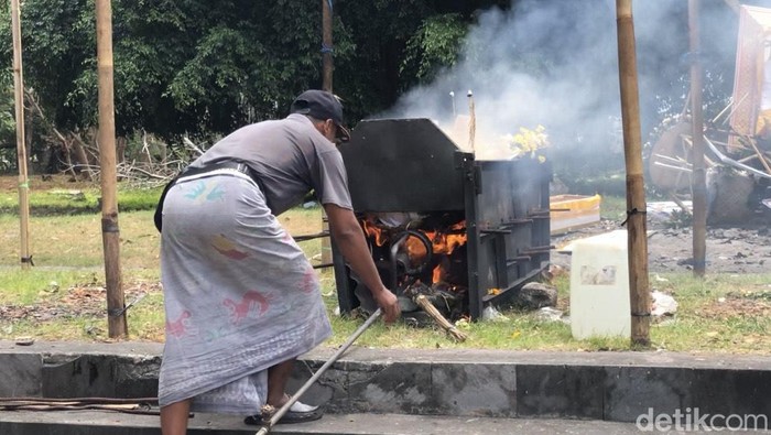 Suasana pengabenan Anak Agung Ayu Lakshmi Devi (9) di Setra Badung, Sabtu (7/9/2024). (Ida Bagus Putu Mahendra/detikBali)