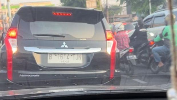 Pengemudi Pajero arogan.