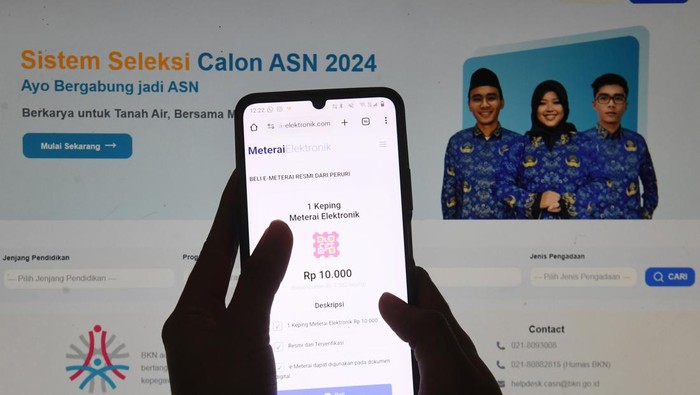 Warga mengakses laman pembelian meterai elektronik dan portal pendaftaran seleksi Calon Pegawai Negeri Sipil (CPNS) di Depok, Jawa Barat, Jumat (6/9/2024). Badan Kepegawaian Negara memutuskan memperpanjang masa pendaftaran seleksi CPNS 2024 dari sebelumnya 6 September 2024 menjadi 10 September 2024 pukul 23.59 WIB akibat terjadinya kendala saat peserta ingin membeli meterai elektronik atau e-meterai. ANTARA FOTO/Akbar Nugroho Gumay