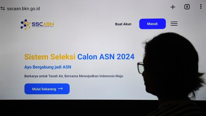 Siluet warga mengakses laman portal pendaftaran seleksi Calon Pegawai Negeri Sipil (CPNS) di Depok, Jawa Barat, Jumat (6/9/2024). Badan Kepegawaian Negara memutuskan memperpanjang masa pendaftaran seleksi CPNS 2024 dari sebelumnya 6 September 2024 menjadi 10 September 2024 pukul 23.59 WIB akibat terjadinya kendala saat peserta ingin membeli meterai elektronik atau e-meterai. ANTARA FOTO/Akbar Nugroho Gumay