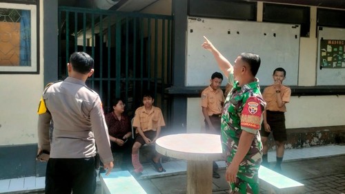 Petugas mendata kerusakan akibat gempa M 4,9 di Gianyar, Bali, Sabtu (7/9/2024).