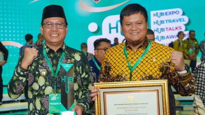 Pj Bupati Banyuasin M Farid didampingi Sekretaris Daerah Banyuasin Erwin Ibrahim usai meraih Hub Award di Jakarta
