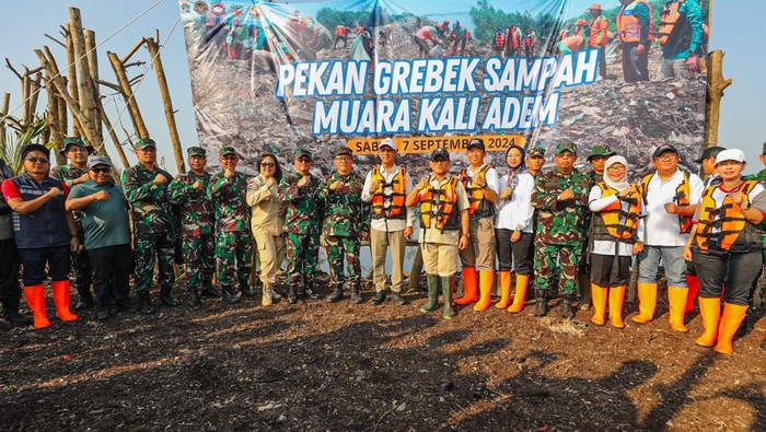 Pj Gubernur DKI Jakarta Heru Budi Hartono bersama Rektor Unhan menghadiri pembukaan Pekan Grebek Sampah di kawasan Rumah Apung, Muara Angke, Pluit, Jakut. (dok Istimewa)
