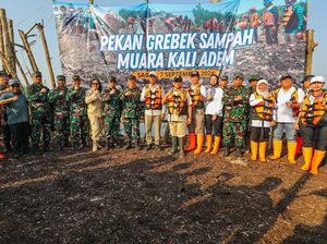 Heru-Rektor Unhan Keruk Sedimen hingga Tanam Pohon di Rumah Apung Jakut
