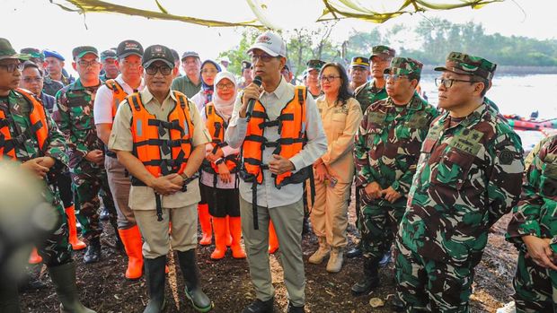 Pj Gubernur DKI Jakarta Heru Budi Hartono bersama Rektor Unhan menghadiri pembukaan Pekan Grebek Sampah di kawasan Rumah Apung, Muara Angke, Pluit, Jakut. (dok Istimewa)