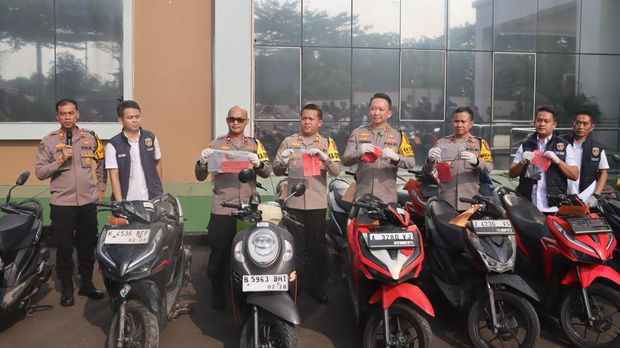 Polisi membongkar sindikat curanmor bermodus jual beli motor bekas di Tangerang Selatan.