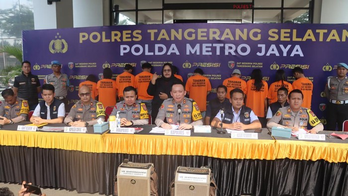 Polisi membongkar sindikat curanmor bermodus jual beli motor bekas di Tangerang Selatan.