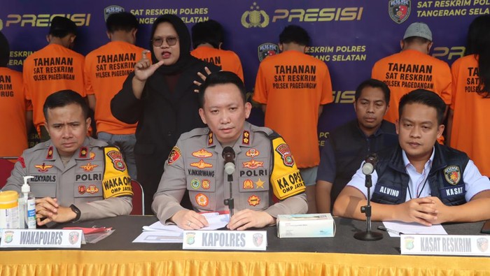 Polisi membongkar sindikat curanmor bermodus jual beli motor bekas di Tangerang Selatan.