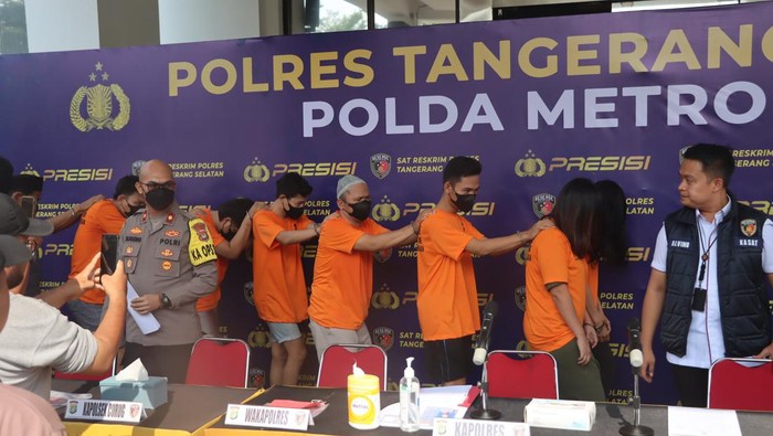 Polisi membongkar sindikat curanmor bermodus jual beli motor bekas di Tangerang Selatan.