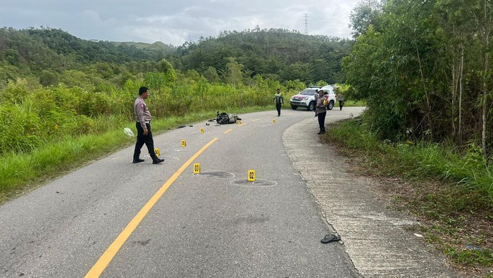 Personel Satlantas Polres Buru sedang melakukan olah TKP.