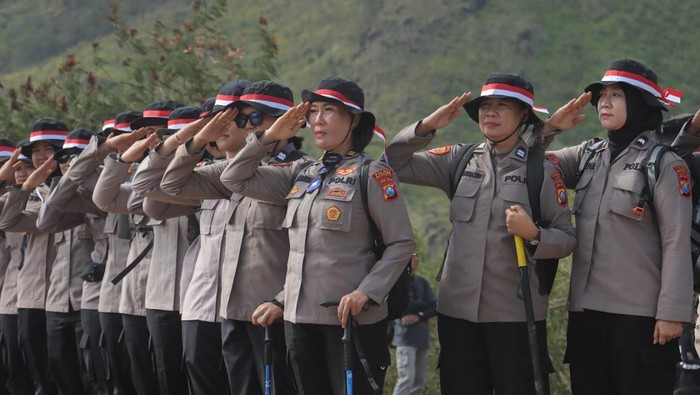 Polwan Polres Mojokerto upacara dan kibarkan merah putih di Puncak Gunung Pundak dalam rangka HUT ke-76 Polwan RI.