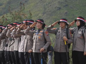 Bendera Merah Putih Berkibar di Puncak Gunung Pundak Mojokerto