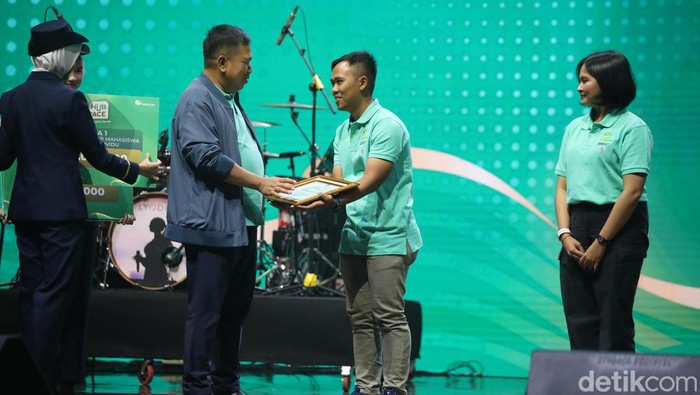 Potret Kemenhub Apresiasi Taruna Berprestasi di Hub Space 2024 Kementerian Perhubungan (Kemenhub) memberikan penghargaan kepada taruna-taruni berprestasi. Mereka adalah pemenang dari lomba Hari Perhubungan Nasional (Harhubnas).