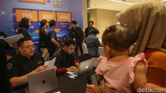 Potret Pengunjung Hub Space War Tiket Pesawat Gratis detikTravel bagi-bagi kurang lebih 195 tiket pesawat gratis di hari kedua acara Hub Space di JIExpo Convention Center and Theater. Pengunjung yang berharap tiket gratis ini sudah antre sedari pagi.