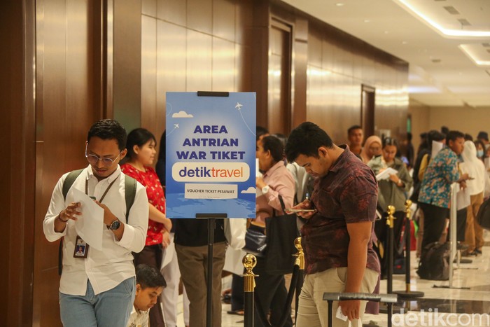 detikTravel bagi-bagi kurang lebih 195 tiket pesawat gratis di hari kedua acara Hub Space di JIExpo Convention Center and Theater. Pengunjung yang berharap tiket gratis ini sudah antre sedari pagi.