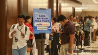 Pengunjung yang berharap tiket gratis ini sudah antre sedari pagi di JIExpo Convention Center and Theater, Jakarta, Sabtu (7/9/2024). Aturannya peserta war tiket gratis ini akan diberikan nomor antrean sesuai dengan barisan antrian terdepan.