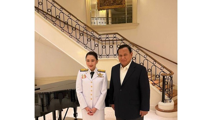 Menhan sekaligus Presiden terpilih, Prabowo Subianto, bertemu Perdana Menteri (PM) Thailand yang baru Paetongtarn Shinawatra di Bangkok. Prabowo memberi ucapan selamat kepada putri bungsu Thaksin Shinawatra tersebut.