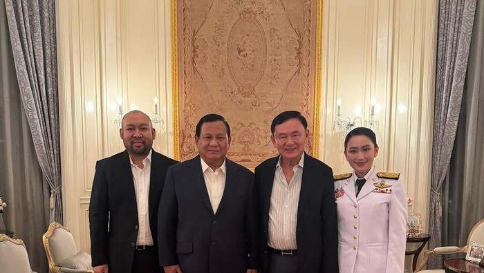 Menhan sekaligus Presiden terpilih, Prabowo Subianto, melanjutkan lawatannya ke sejumlah negara tetangga. Terbaru, Prabowo ke Bangkok, Thailand, bertemu mantan Perdana Menteri (PM) Thaksin Shinawatra ditemani Didit Hediprasetyo.