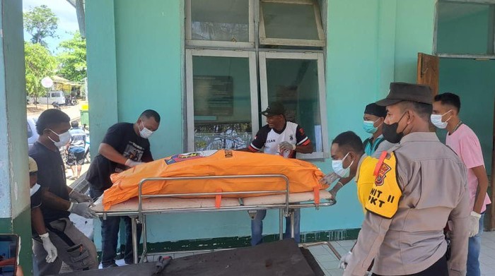 Proses evakuasi jasad Romo Hendrik Sengga yang ditemukan tewas di rumah Pusat Pastoral (Puspas) Keuskupan Maumere, Sikka, NTT, Sabtu (7/9/2024). (Foto: Polres Sikka)
